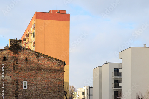 Budynki mieszkalne stare, z lat 70-ych XX wieku oraz współczesne