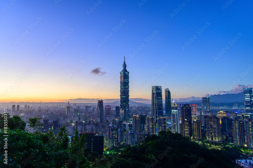 Naklejka premium 台湾にある台北のとても美しい夕焼け風景A beautiful sunset view of Taipei, Taiwan