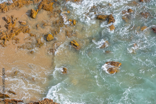 Blick auf die Klippen und Felsen in Knysna in Südafrika