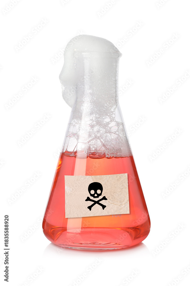 Naklejka premium Poison in conical flask isolated on white. Laboratory glassware with skull and crossbones label