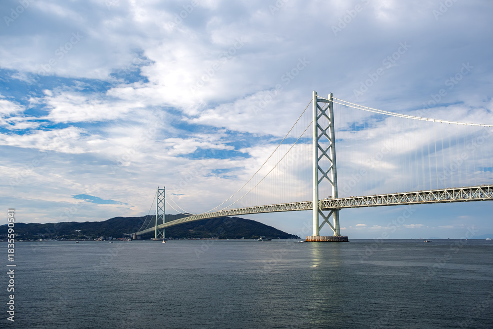 Obraz premium 兵庫県神戸市 秋空と明石海峡大橋