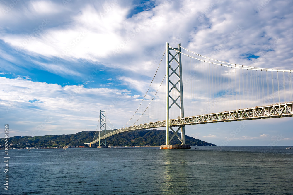 Obraz premium 兵庫県神戸市 秋空と明石海峡大橋
