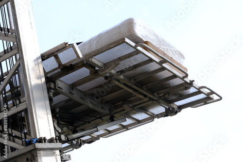 House moving with elevators. Lifting beds, paintings, refrigerators, coffee tables, and other packaged items. Movers loading items onto trucks. Tenants, homeowners. House rents. Housing prices.