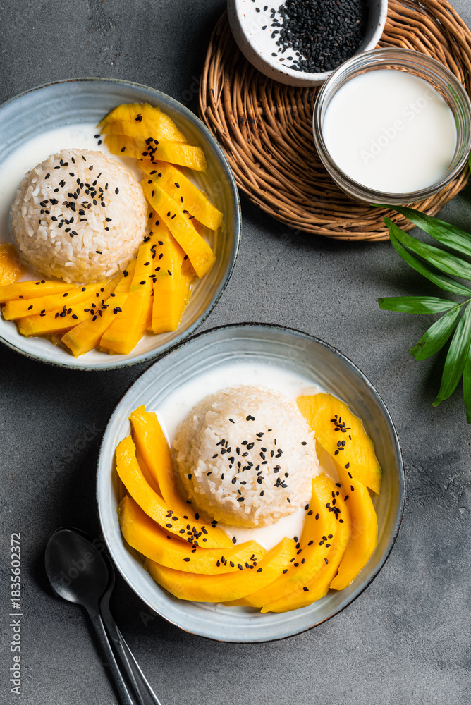 Naklejka premium Mango Sticky Rice with coconut milk