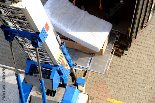 House moving with elevators. Lifting beds, paintings, refrigerators, coffee tables, and other packaged items. Movers loading items onto trucks. Tenants, homeowners. House rents. Housing prices.