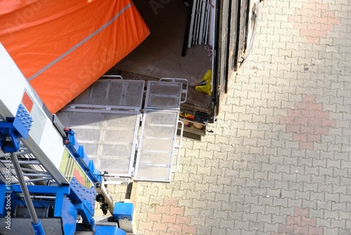 House moving with elevators. Lifting beds, paintings, refrigerators, coffee tables, and other packaged items. Movers loading items onto trucks. Tenants, homeowners. House rents. Housing prices.