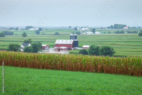 Fotografía Landscape of farms in Lancaster County Pennsylvania during summer on a cloudy da