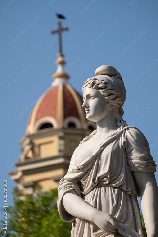 Fototapeta premium Escultura de mujer en la plaza de armas, Piura, Peru.