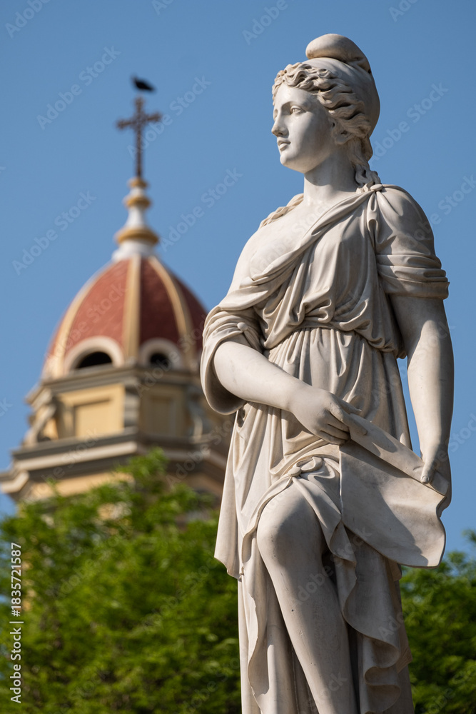Fototapeta premium Escultura de mujer en la plaza de armas, Piura, Peru.