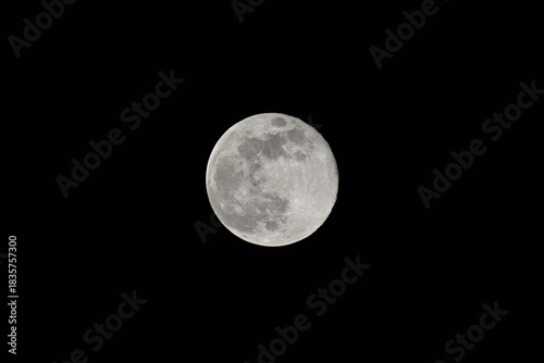 満月、2025年12月5日18時42分撮影