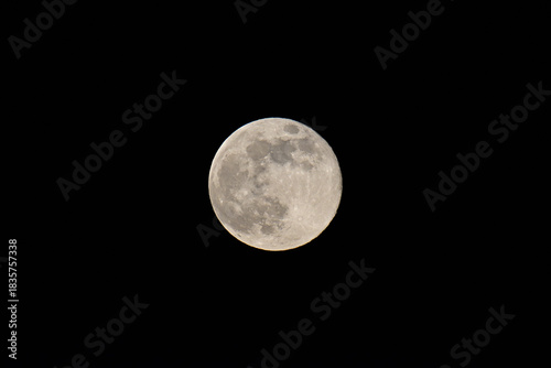 満月、2025年12月5日17時8分撮影