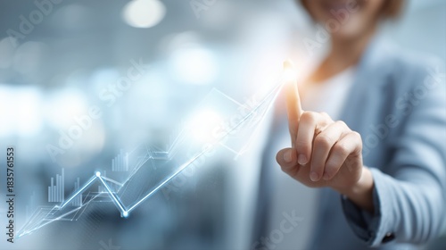 成長を示すグラフに触れるビジネス女性