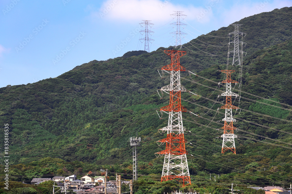 Obraz premium 発電所から変電所や消費地に大量の電力を運ぶ送電線