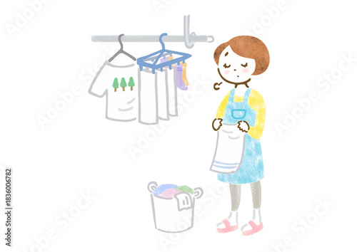 疲れた表情で洗濯物を干すエプロン姿の女性のイラスト