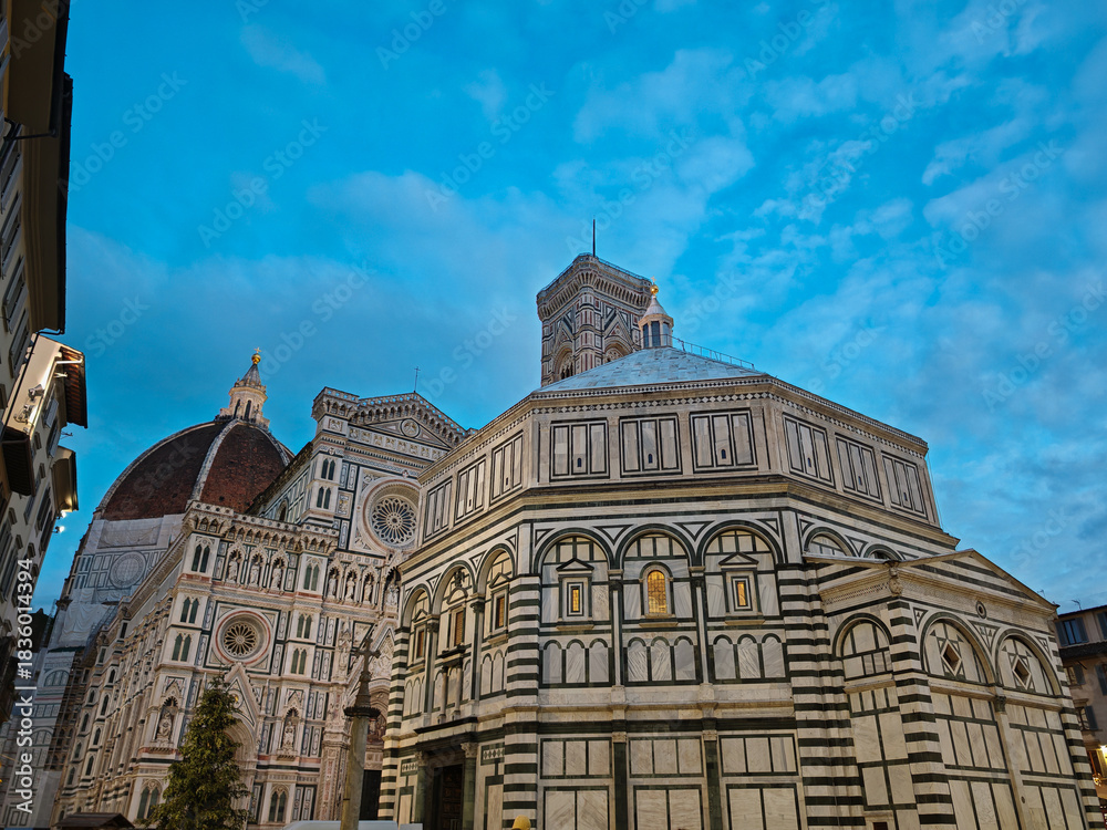 Obraz premium View of the The Cathedral of Santa Maria del Fiore in Florence, famed for Brunelleschi’s majestic red dome, its intricate marble facade, and vast interior