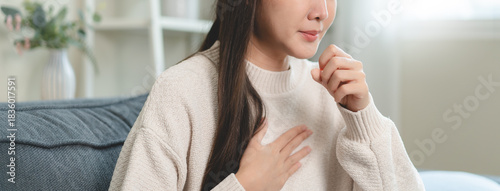 Foto Women have a cough and a sore throat, and feel sick and cold.