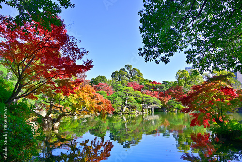 都会の楽園　神戸の相楽園の紅葉