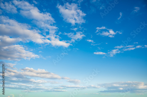 清々しく晴れた早朝の青空