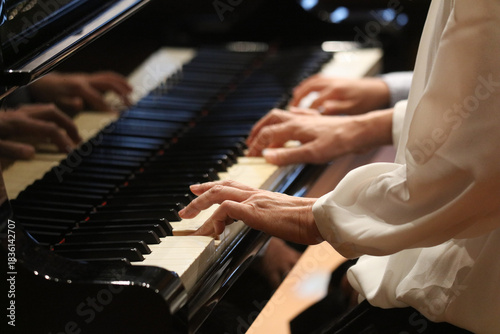 	ピアノを弾く様子