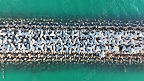 日本のドローン映像　海と消波ブロックを真上から空撮