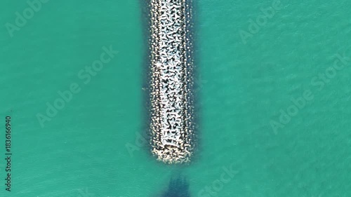 日本のドローン映像　海と消波ブロックを真上から空撮