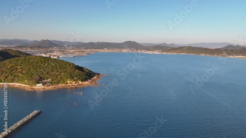 日本のドローン映像　夕日に照らされる瀬戸内海の海岸を空撮