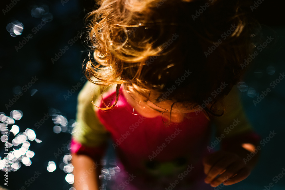 Naklejka premium Golden Sunlight on Toddler — Warm Bokeh and Childhood Wonder