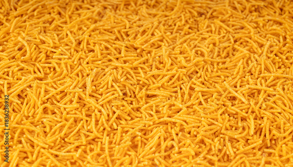 Obraz premium Aloo bhujia indian snack isolated. Crispy potato and chickpea flour strips, alu bhujiya sev