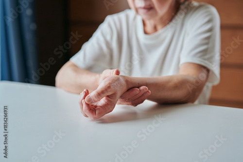 Wallpaper Mural 手首を押さえるシニア女性 Torontodigital.ca