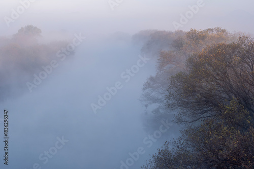 夜明けの渡良瀬川に立ち込める朝霧の流れ