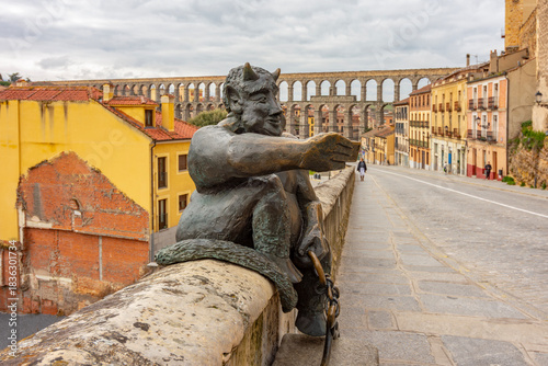 Obraz na plátne Statue of the Devil with Roman aqueduct at background, Segovia, Spain