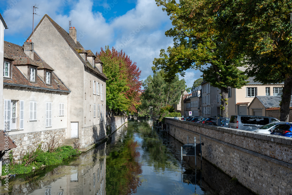 Fototapeta premium Les canaux du vieux Chartres font principalement référence aux vestiges du Canal Louis XIV, 