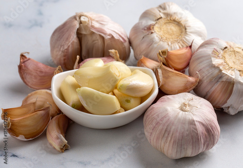 Bulbs and cloves of fresh g...