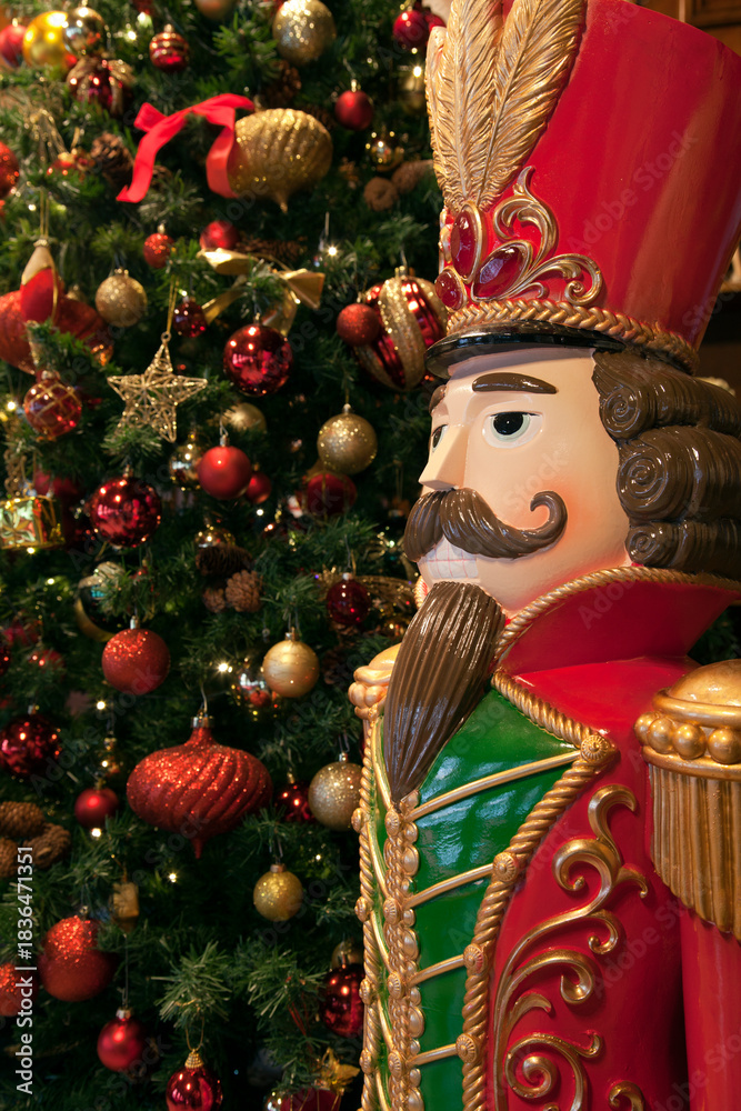 Naklejka premium CASSE-NOISETTE AVEC SAPIN DE NOËL DÉCORÉ