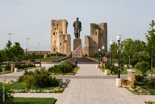 Cuadro en lienzo Statue of Amir Temur and Ak-Saray Palace