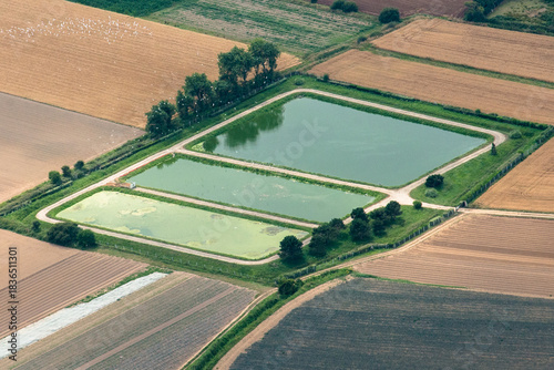Vue aérienne d'une réserve d'eau à Saint Vaast-la-Hougue en France