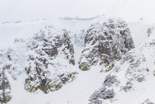 Fototapeta Naklejka Na Ścianę i Meble -  Kocioł polodowcowy Małego Stawu w Karkonoszach, Karpacz, w Karkonoskim Parku Narodowym, zimą ośnieżone skały