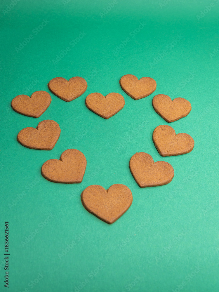 Obraz premium gingerbread hearts on a green background