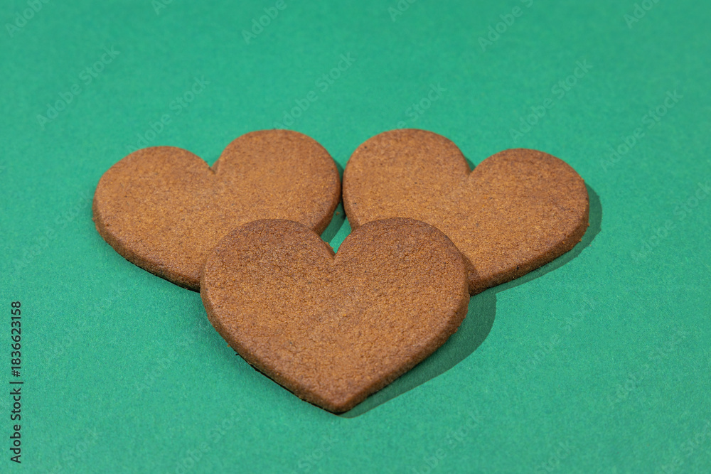 Obraz premium gingerbread hearts on a green background