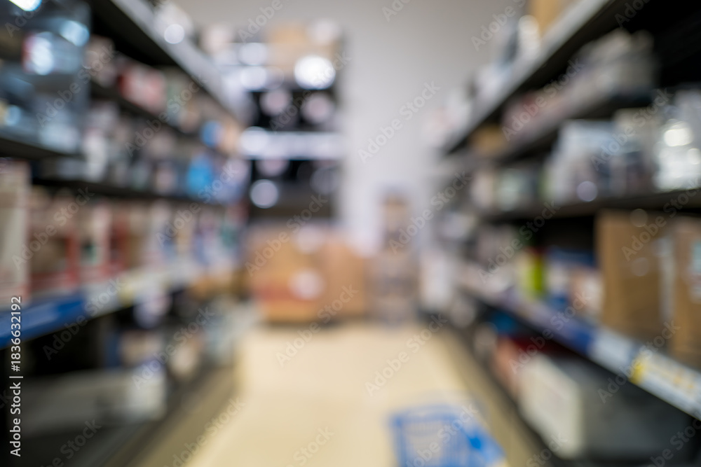 Fototapeta premium リサイクルショップのデフォーカス背景 店内の通路と商品棚