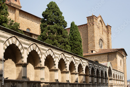 Cuadro en lienzo Exterior architectural detail of Santa Maria Novella church in Florence