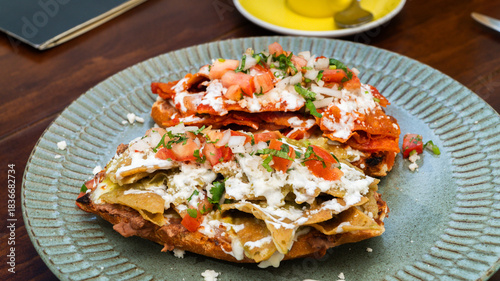 molletes de chilaquiles mexicanos con salsa roja y verde acompañados de jugo de naranja / Mexican chilaquiles with red and green sauce and orange juice