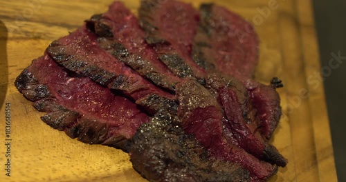 日本の映像　クジラ肉の炙り焼き