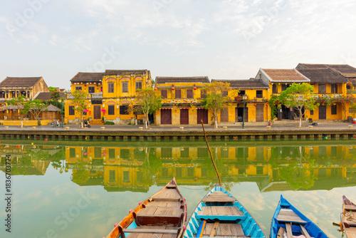 Obraz na plátně Morning sunrise Hoi An, old houses on the waterfront reflected in the river