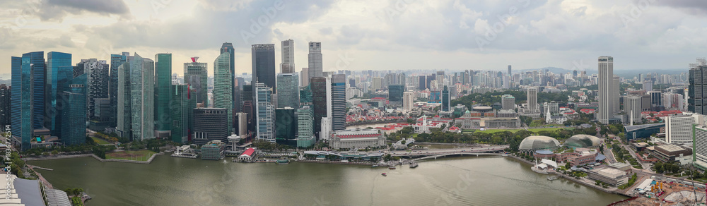 Fototapeta premium Panorama View of the famous Marina Bay Sands building and Singapore skyline as seen on a cloudy day