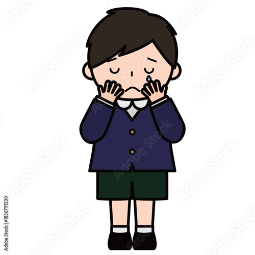 顔を覆って泣いている男の子