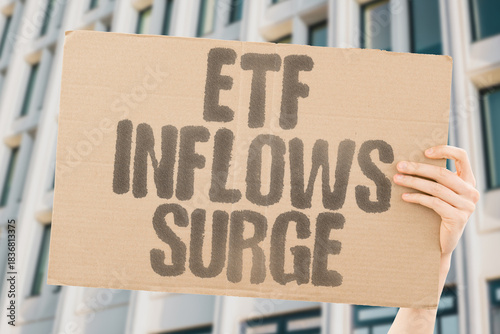 Tableau sur toile "ETF Inflows Surge" Funds attract investor capital