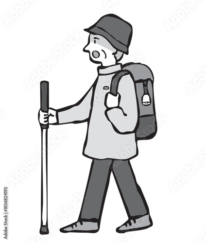 熊よけの鈴をつけて登山をする男性（シニア）