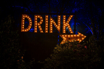 Sierkussen Bar Verlicht drinkbord met pijl 's nachts  © Tom Harwood