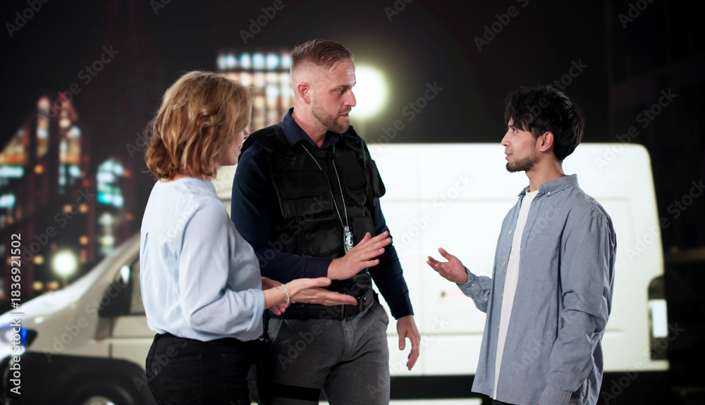 Obraz premium Late Night Collision: Two Drivers Argue, Police Intervene